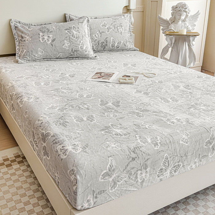 91家纺网 家纺一手货源 找家纺 金丝鸟家纺 2024新款加厚240g立体雕花牛奶绒床笠 蝴蝶飞 灰