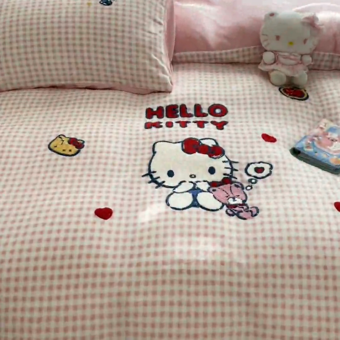 91家纺网 家纺一手货源 找家纺 金爱家 2024新款正版三丽鸥授权毛巾绣刺绣工艺加厚牛奶绒系列四件套 绒毛巾绣-小熊kitty