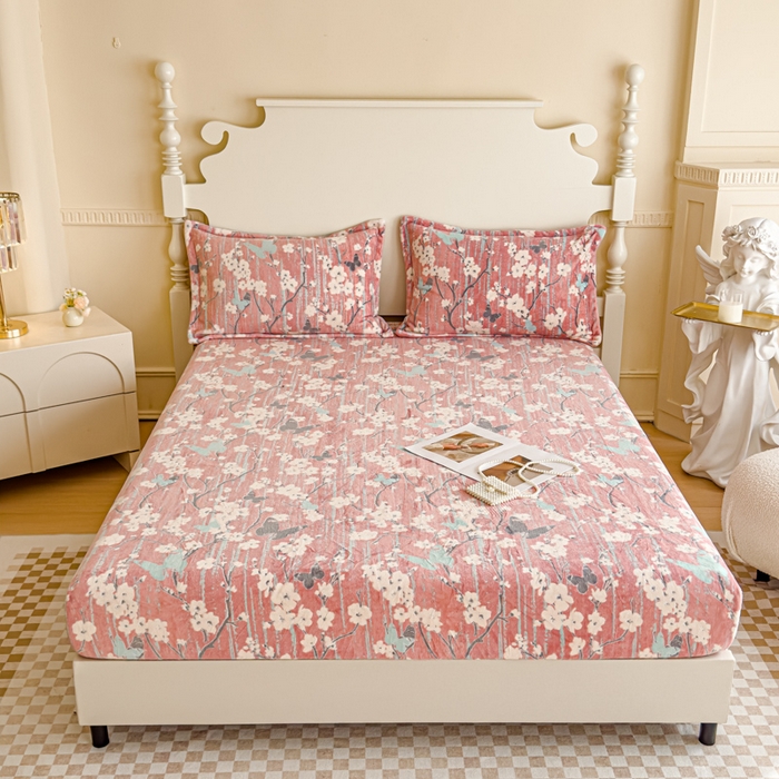 91家纺网 家纺一手货源 找家纺 金丝鸟家纺 2024新款加厚240g立体雕花牛奶绒床笠 蝴蝶花 粉