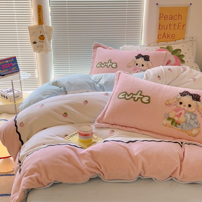 91家纺网 家纺一手货源 找家纺 金爱家 2024新款ins大版牛奶绒数码印花四件套 绒大版-草莓小兔