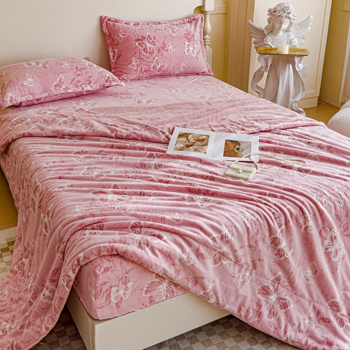 91家纺网 家纺一手货源 找家纺 金丝鸟家纺 2024新款加厚240g立体雕花牛奶绒夹棉绗缝毛毯 蝴蝶飞 粉ab毯