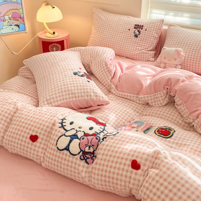 91家纺网 家纺一手货源 找家纺 金爱家 2024新款正版三丽鸥授权毛巾绣刺绣工艺加厚牛奶绒系列四件套 绒毛巾绣-小熊kitty