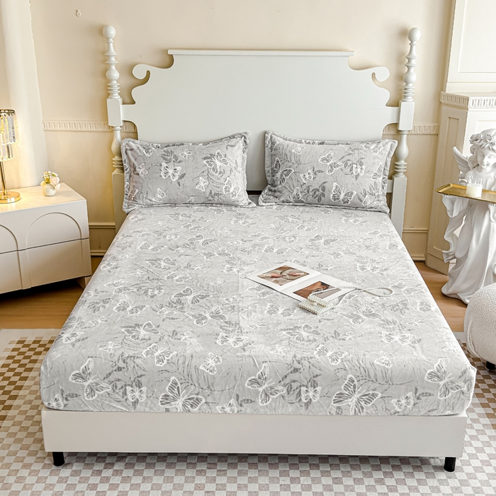 91家纺网 家纺一手货源 找家纺 金丝鸟家纺 2024新款加厚240g立体雕花牛奶绒床笠 蝴蝶飞 灰