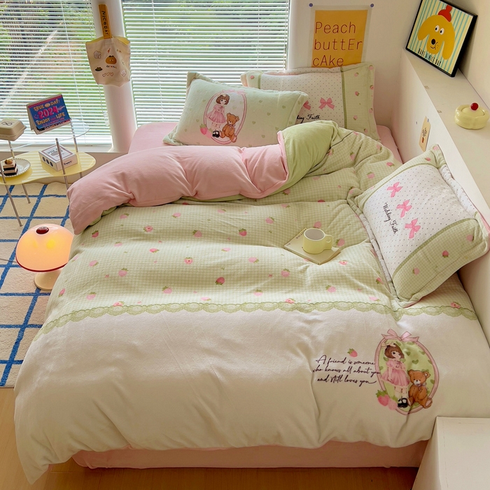 91家纺网 家纺一手货源 找家纺 金爱家 2024新款ins大版牛奶绒数码印花四件套 绒大版-草莓女孩