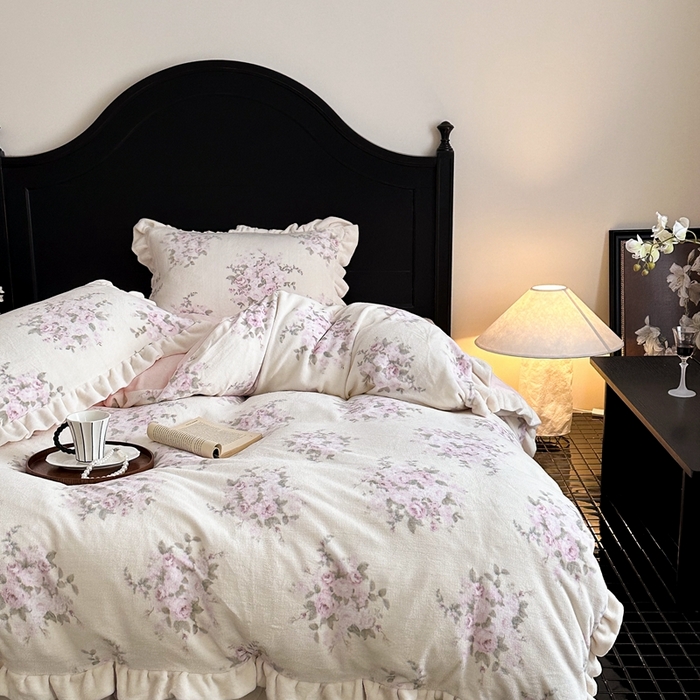 91家纺网 家纺一手货源 找家纺 潘朵拉家纺 2024爆款绒法式双层牛奶绒花边四件套 粉黛