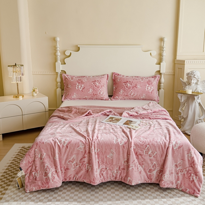 91家纺网 家纺一手货源 找家纺 金丝鸟家纺 2024新款加厚240g立体雕花牛奶绒夹棉绗缝毛毯 蝴蝶飞 粉ab毯