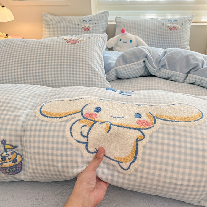 91家纺网 家纺一手货源 找家纺 金爱家 2024新款正版三丽鸥授权毛巾绣刺绣工艺加厚牛奶绒系列四件套 绒毛巾绣-蓝格大耳狗