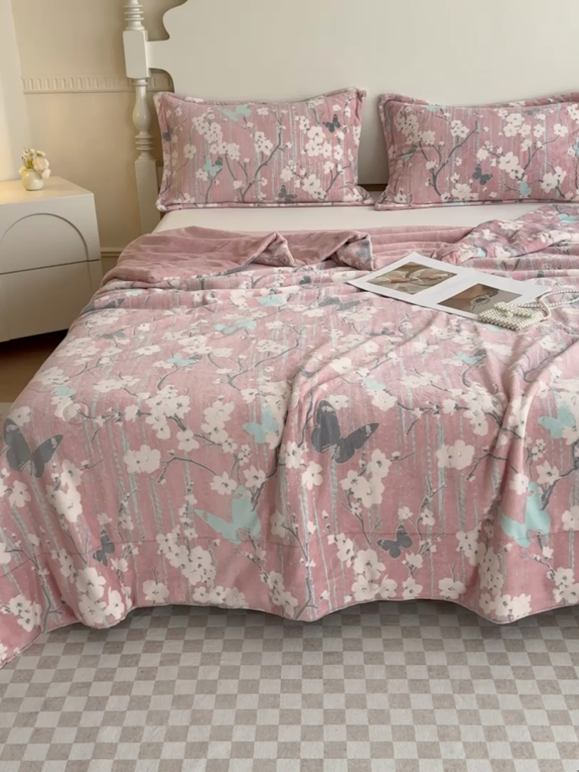 91家纺网 家纺一手货源 找家纺 金丝鸟家纺 2024新款加厚240g立体雕花牛奶绒夹棉绗缝毛毯 蝴蝶花 粉ab毯