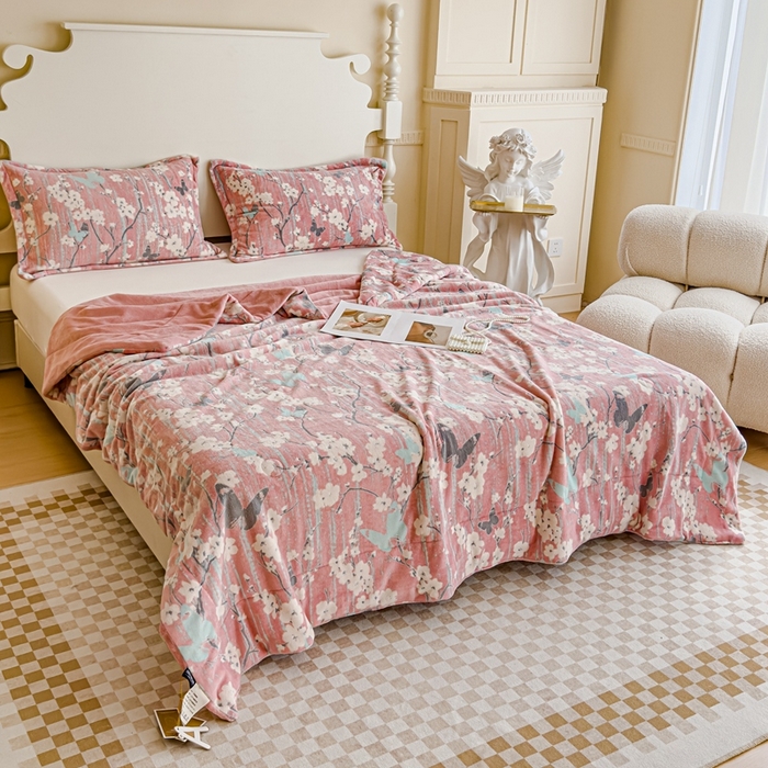 91家纺网 家纺一手货源 找家纺 金丝鸟家纺 2024新款加厚240g立体雕花牛奶绒夹棉绗缝毛毯 蝴蝶花 粉ab毯