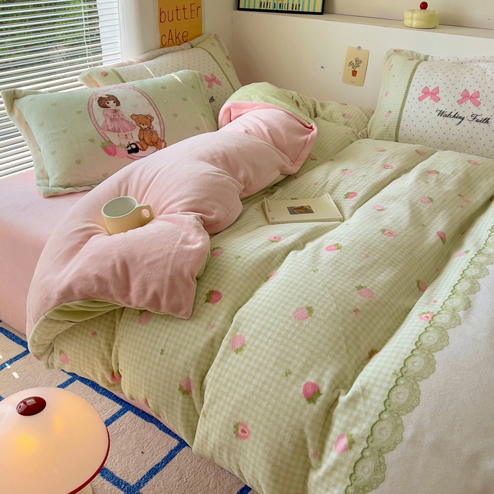 91家纺网 家纺一手货源 找家纺 金爱家 2024新款ins大版牛奶绒数码印花四件套 绒大版-草莓女孩