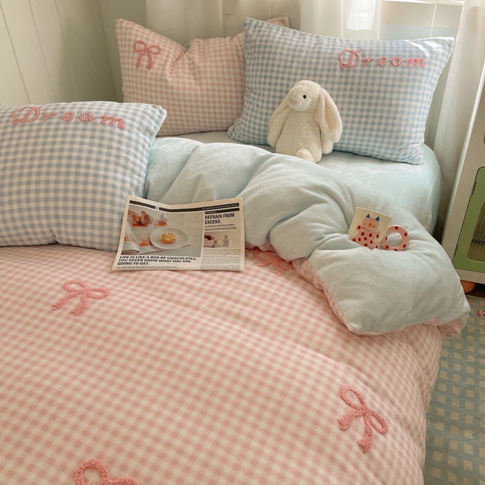 91家纺网 家纺一手货源 找家纺 顾里家纺 2024新款格子蝴蝶结毛巾绣牛奶绒四件套 粉蓝蝴蝶结