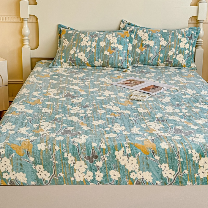 91家纺网 家纺一手货源 找家纺 金丝鸟家纺 2024新款加厚240g立体雕花牛奶绒床笠 蝴蝶花 绿