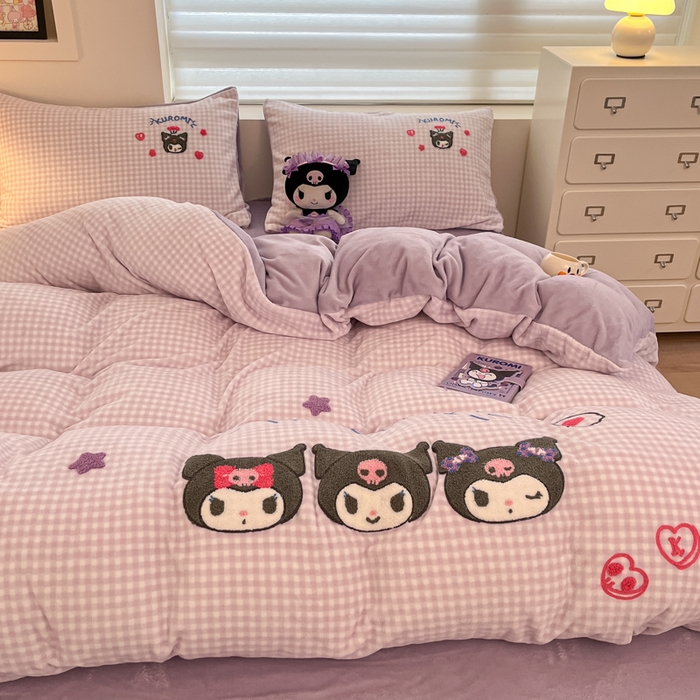 91家纺网 家纺一手货源 找家纺 金爱家 2024新款正版三丽鸥授权毛巾绣刺绣工艺加厚牛奶绒系列四件套 绒毛巾绣-可爱mini库洛米