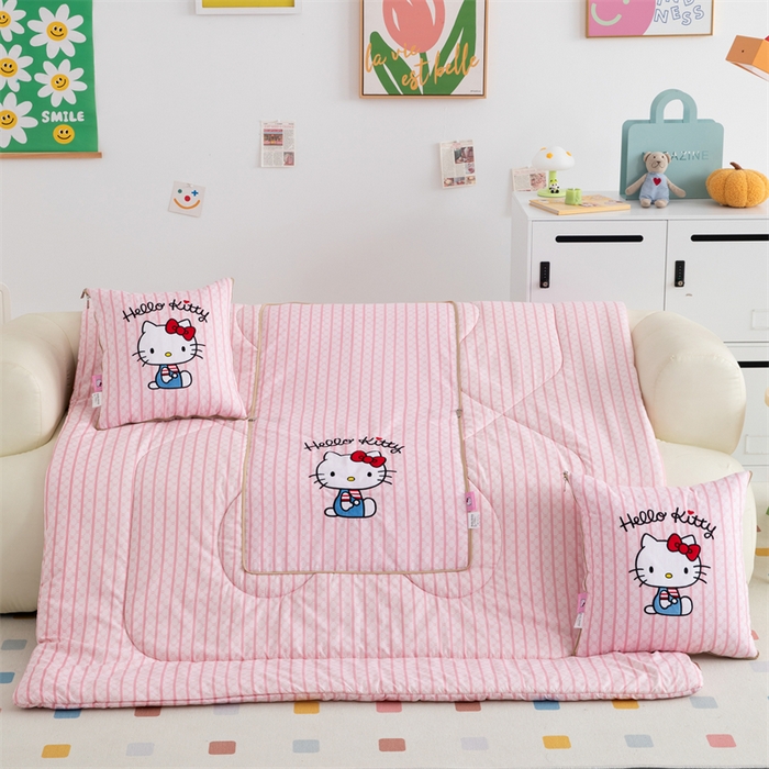 91家纺网 家纺一手货源 找家纺 照世家纺 2024新款亲肤舒适三丽鸥可爱卡通抱枕被 凯蒂猫-粉