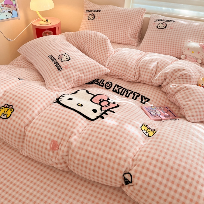 91家纺网 家纺一手货源 找家纺 金爱家 2024新款正版三丽鸥授权毛巾绣刺绣工艺加厚牛奶绒系列四件套 绒毛巾绣-奶油粉格kitty