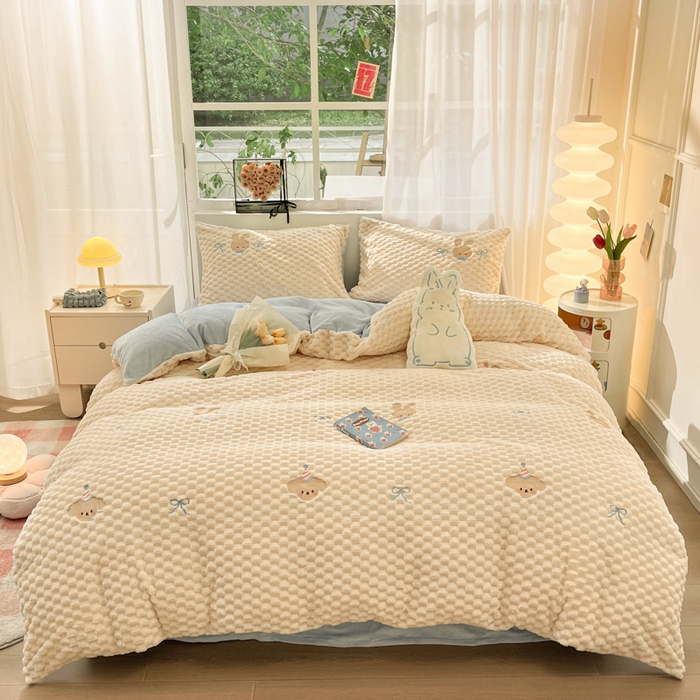 91家纺网 家纺一手货源 找家纺 慕尚家纺  2025新款豆豆绒刺绣四件套 大耳狗 白蓝