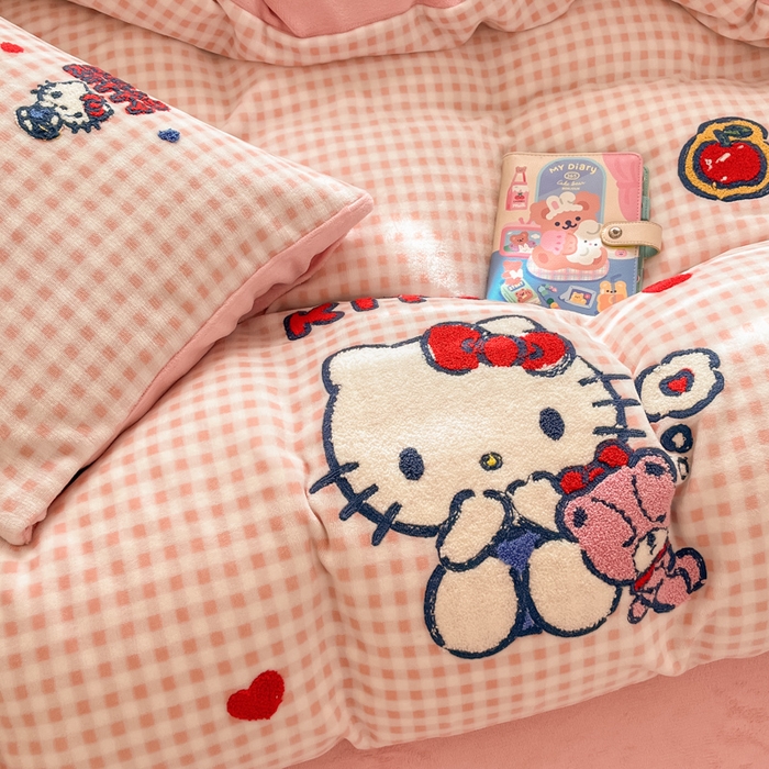 91家纺网 家纺一手货源 找家纺 金爱家 2024新款正版三丽鸥授权毛巾绣刺绣工艺加厚牛奶绒系列四件套 绒毛巾绣-小熊kitty