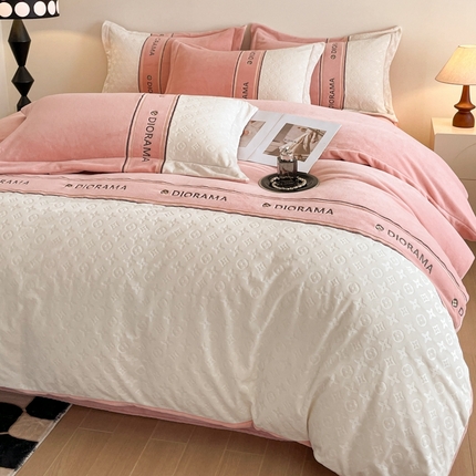 91家纺网 家纺一手货源 找家纺 （总）慕木家纺 2025新款牛奶绒路易刺绣拼接四件套