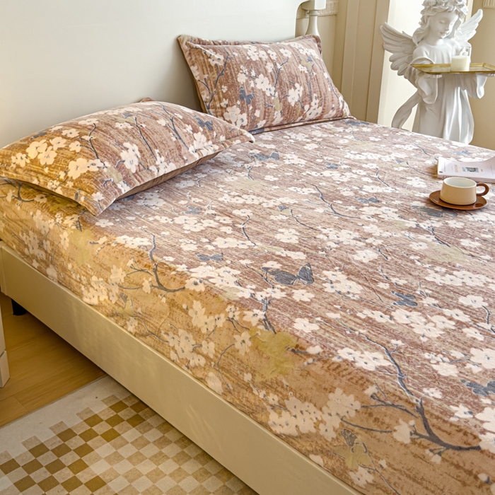 91家纺网 家纺一手货源 找家纺 金丝鸟家纺 2024新款加厚240g立体雕花牛奶绒床笠 蝴蝶花 咖