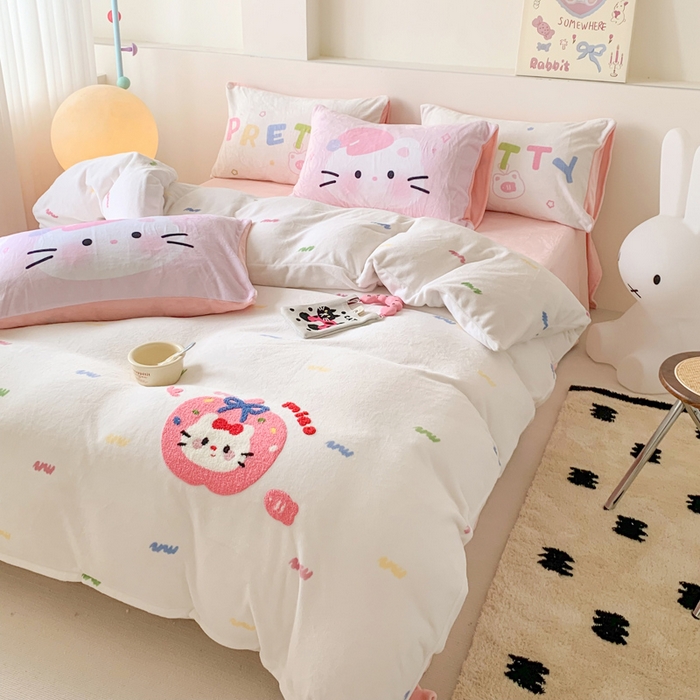 91家纺网 家纺一手货源 找家纺 澳萝拉 2024新款牛奶绒毛巾绣四件套 苹果猫咪