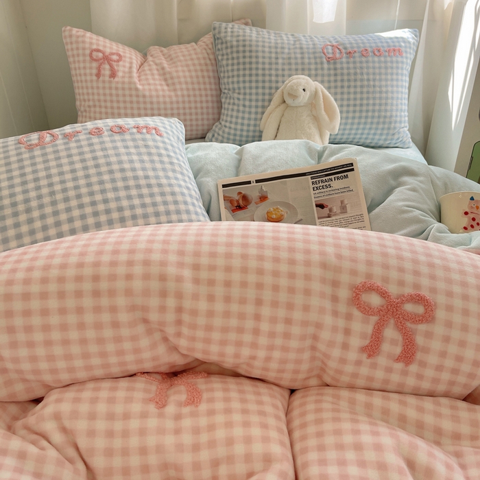 91家纺网 家纺一手货源 找家纺 顾里家纺 2024新款格子蝴蝶结毛巾绣牛奶绒四件套 粉蓝蝴蝶结