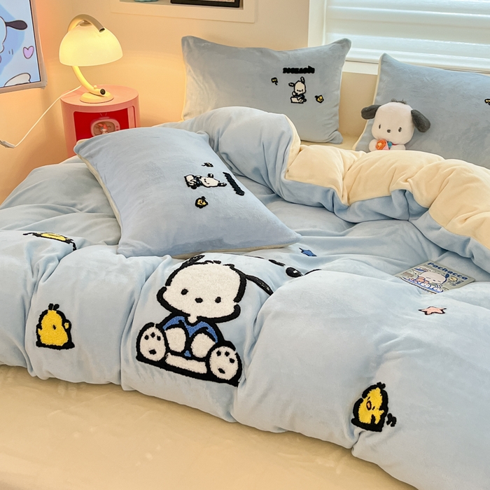 91家纺网 家纺一手货源 找家纺 金爱家 2024新款正版三丽鸥授权毛巾绣刺绣工艺加厚牛奶绒系列四件套 绒毛巾绣-蓝黄帕恰狗