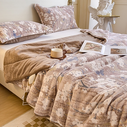 91家纺网 家纺一手货源 找家纺 （总）金丝鸟家纺 2024新款加厚240g立体雕花牛奶绒夹棉绗缝毛毯