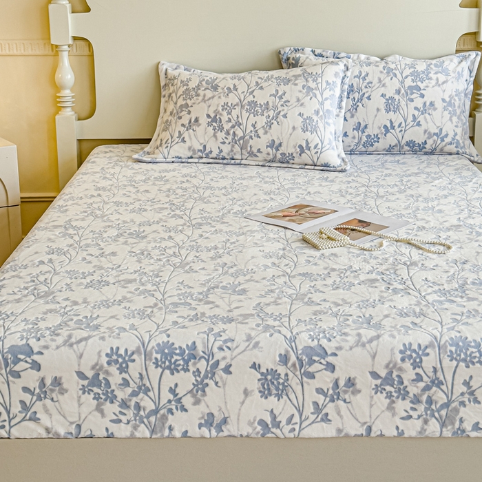 91家纺网 家纺一手货源 找家纺 金丝鸟家纺 2024新款加厚240g立体雕花牛奶绒床笠 繁花 蓝