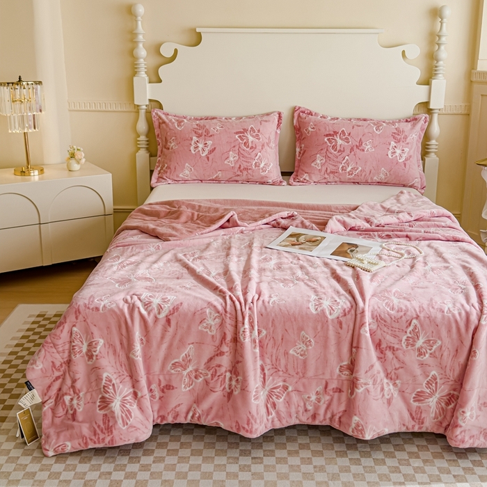 91家纺网 家纺一手货源 找家纺 金丝鸟家纺 2024新款加厚240g立体雕花牛奶绒夹棉绗缝毛毯 蝴蝶飞 粉ab毯