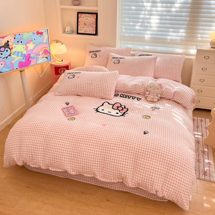 91家纺网 家纺一手货源 找家纺 金爱家 2024新款正版三丽鸥授权毛巾绣刺绣工艺加厚牛奶绒系列四件套 绒毛巾绣-奶油粉格kitty