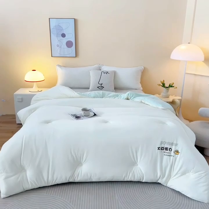 91家纺网 家纺一手货源 找家纺 佳居缘 2025新款小奶猫A类针织棉火山绒大豆被被子被芯软糯单人双人被芯冬被 米色浅绿双拼