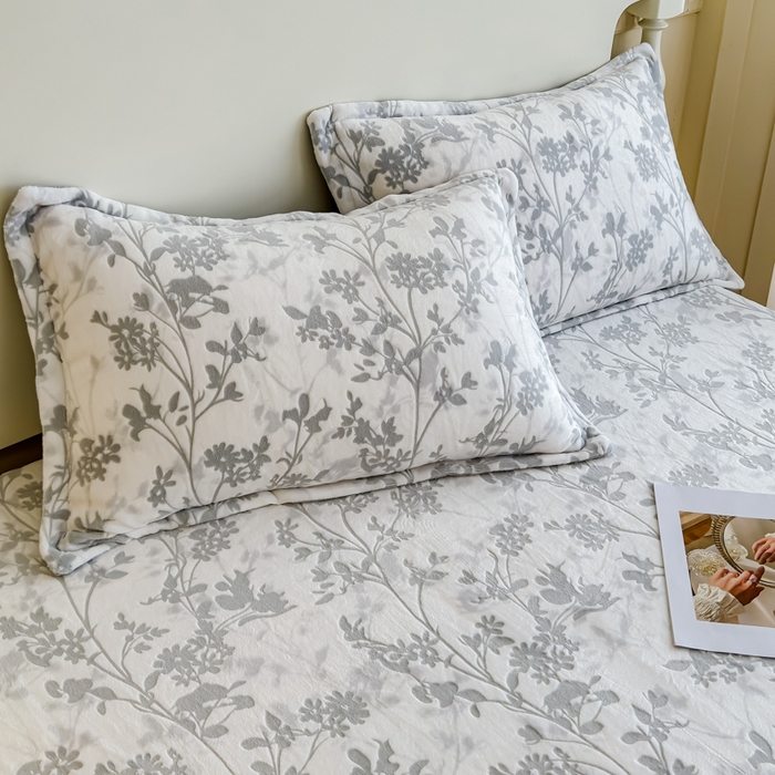 91家纺网 家纺一手货源 找家纺 金丝鸟家纺 2024新款加厚240g立体雕花牛奶绒床笠 繁花 灰