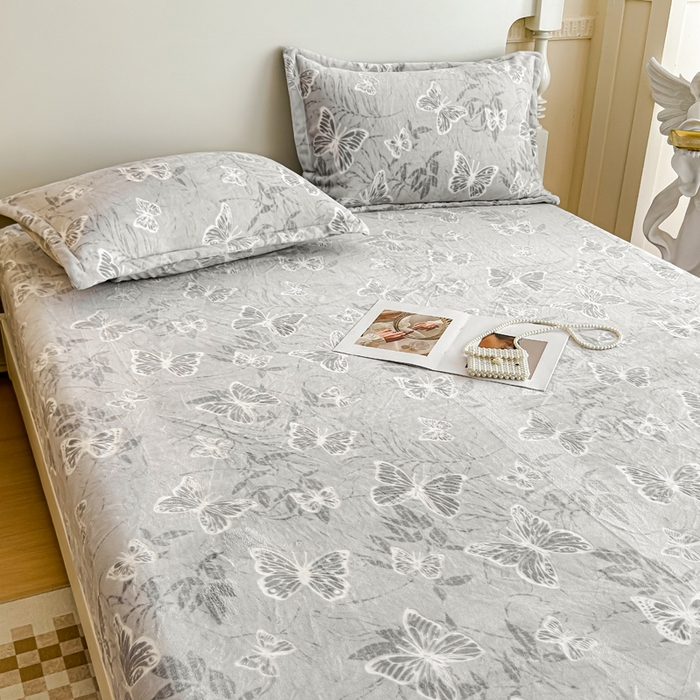 91家纺网 家纺一手货源 找家纺 金丝鸟家纺 2024新款加厚240g立体雕花牛奶绒床笠 蝴蝶飞 灰