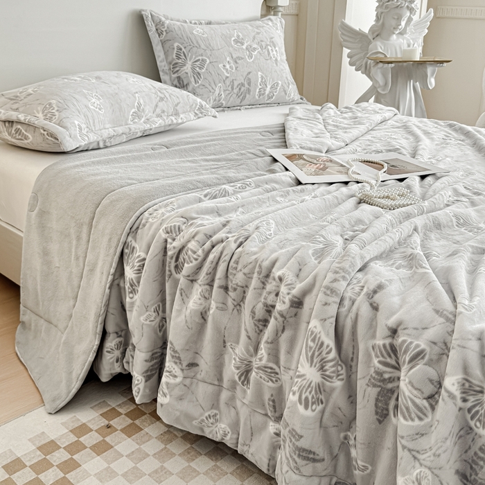 91家纺网 家纺一手货源 找家纺 金丝鸟家纺 2024新款加厚240g立体雕花牛奶绒夹棉绗缝毛毯 蝴蝶飞 灰ab毯