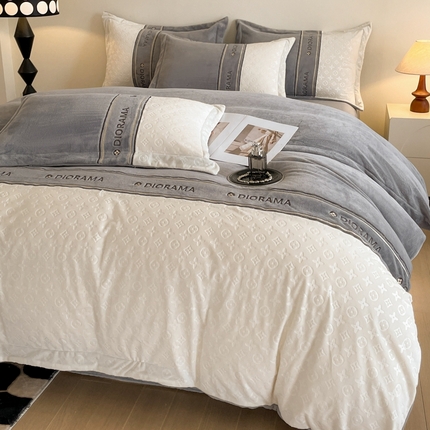 91家纺网 家纺一手货源 找家纺 （总）慕木家纺 2025新款牛奶绒路易刺绣拼接四件套