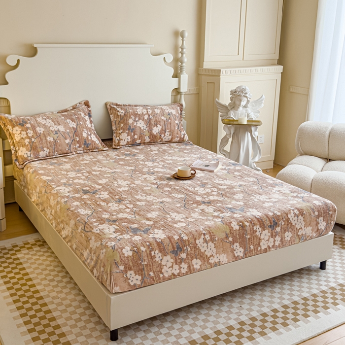 91家纺网 家纺一手货源 找家纺 金丝鸟家纺 2024新款加厚240g立体雕花牛奶绒床笠 蝴蝶花 咖