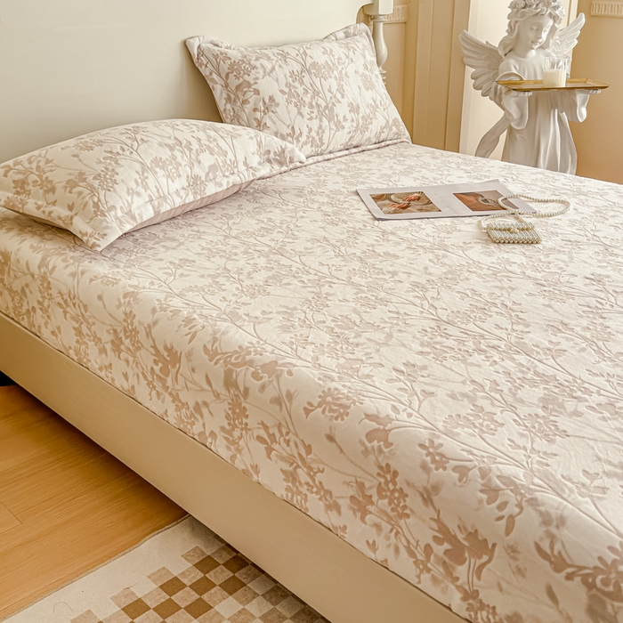 91家纺网 家纺一手货源 找家纺 金丝鸟家纺 2024新款加厚240g立体雕花牛奶绒床笠 繁花 咖