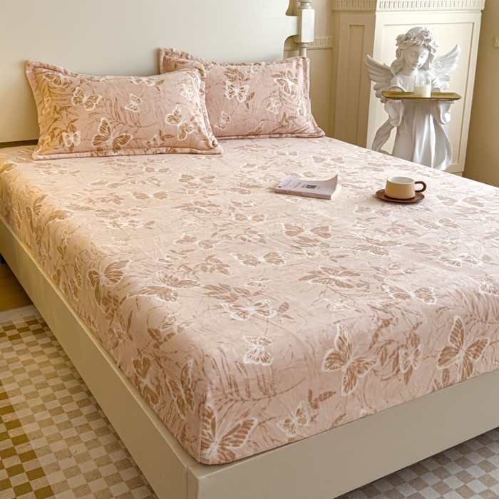 91家纺网 家纺一手货源 找家纺 金丝鸟家纺 2024新款加厚240g立体雕花牛奶绒床笠 蝴蝶飞 咖