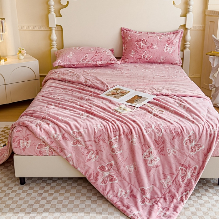 91家纺网 家纺一手货源 找家纺 金丝鸟家纺 2024新款加厚240g立体雕花牛奶绒夹棉绗缝毛毯 蝴蝶飞 粉ab毯