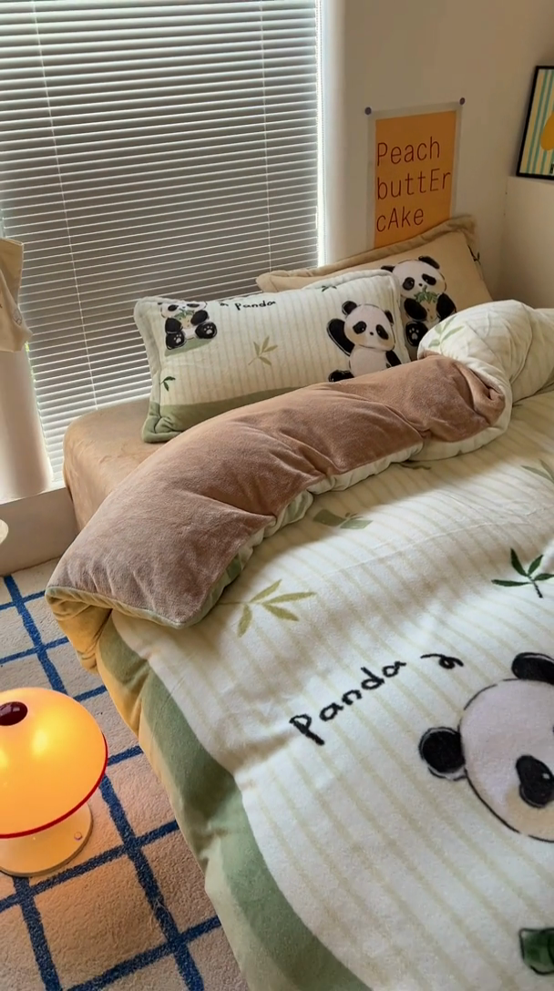 91家纺网 家纺一手货源 找家纺 金爱家 2024新款ins大版牛奶绒数码印花四件套 绒大版-贪吃熊猫