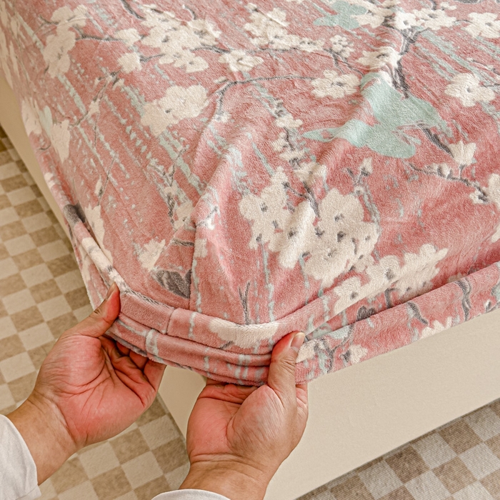 91家纺网 家纺一手货源 找家纺 金丝鸟家纺 2024新款加厚240g立体雕花牛奶绒床笠 蝴蝶花 粉