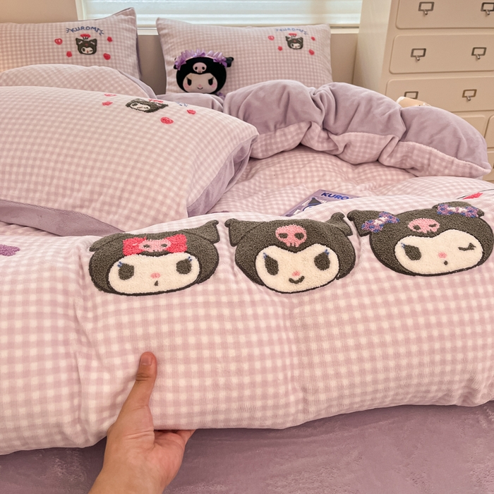 91家纺网 家纺一手货源 找家纺 金爱家 2024新款正版三丽鸥授权毛巾绣刺绣工艺加厚牛奶绒系列四件套 绒毛巾绣-可爱mini库洛米