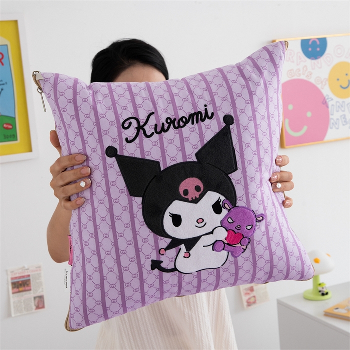 91家纺网 家纺一手货源 找家纺 照世家纺 2024新款亲肤舒适三丽鸥可爱卡通抱枕被 库洛米-紫