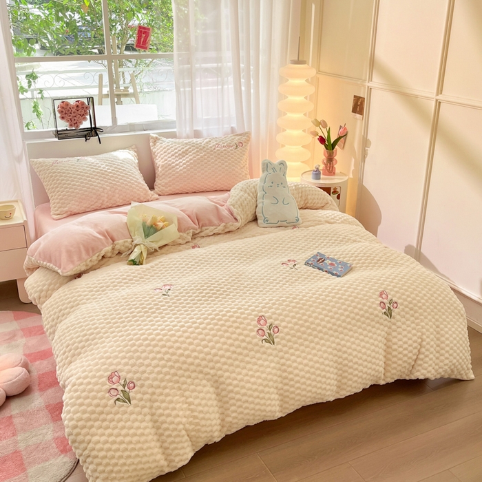 91家纺网 家纺一手货源 找家纺 慕尚家纺  2025新款豆豆绒刺绣四件套 玫瑰 白粉