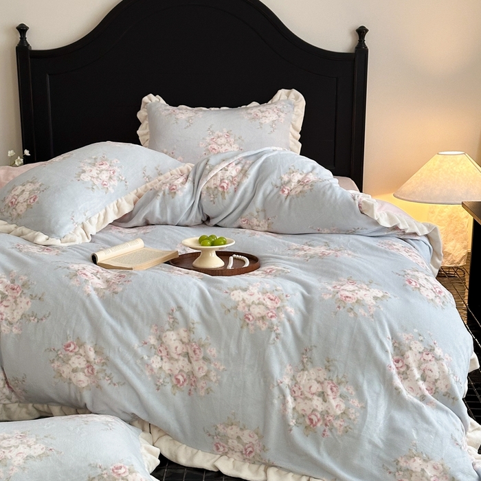 91家纺网 家纺一手货源 找家纺 潘朵拉家纺 2024爆款绒法式双层牛奶绒花边四件套 浅夏