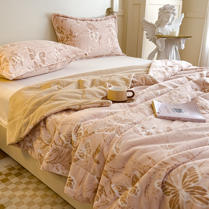 91家纺网 家纺一手货源 找家纺 金丝鸟家纺 2024新款加厚240g立体雕花牛奶绒夹棉绗缝毛毯 蝴蝶飞 咖ab毯