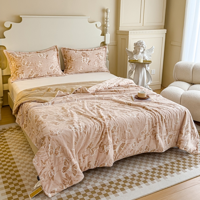 91家纺网 家纺一手货源 找家纺 金丝鸟家纺 2024新款加厚240g立体雕花牛奶绒夹棉绗缝毛毯 蝴蝶飞 咖ab毯