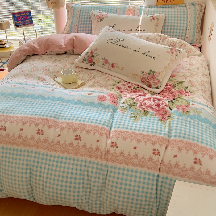 91家纺网 家纺一手货源 找家纺 金爱家 2024新款ins大版牛奶绒数码印花四件套 绒大版-秘密花园