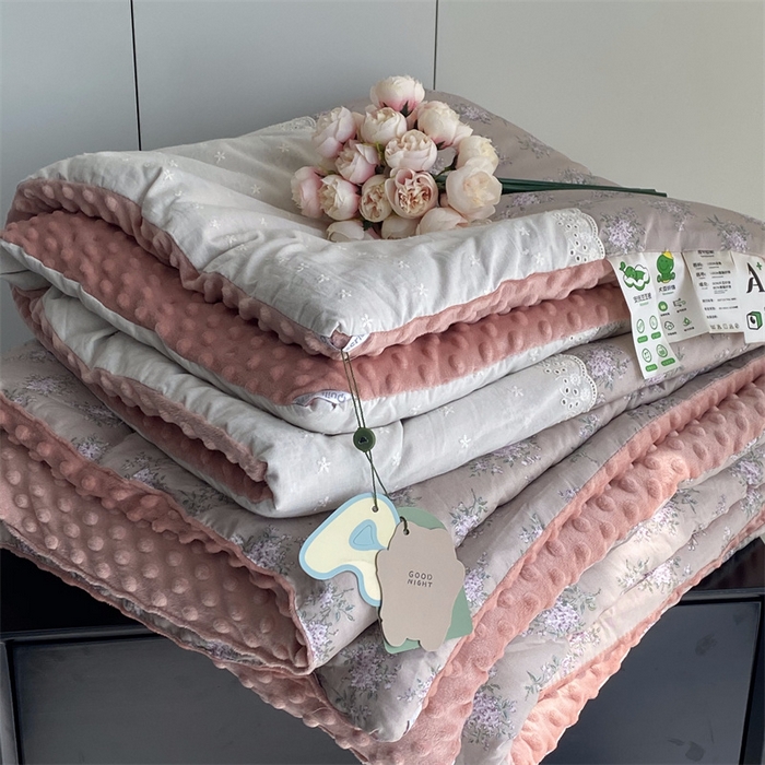 91家纺网 家纺一手货源 找家纺 2025新款秋冬季棉加豆豆绒法式花边款豆豆被被芯 紫薇花