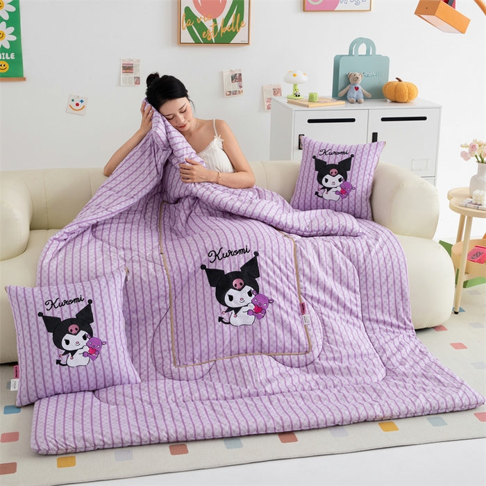 91家纺网 家纺一手货源 找家纺 照世家纺 2024新款亲肤舒适三丽鸥可爱卡通抱枕被 库洛米-紫